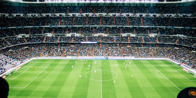 欧洲冠军联赛皇家马德里对阵拜仁慕尼黑的足球比赛夜间直播画面